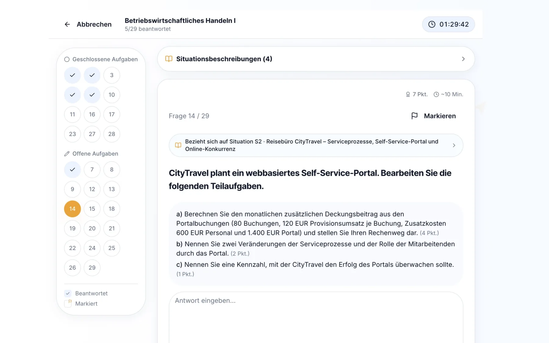 Laufende Probeklausur: Countdown oben rechts, Aufgaben-Navigator links, Fallsituation mit Teilaufgaben und Antwortfeld.